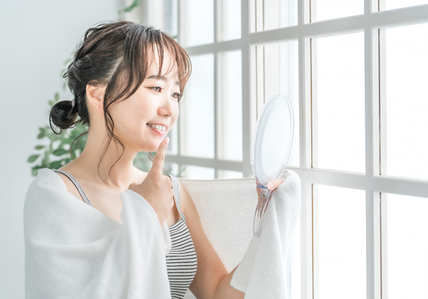「金属類委によってできる歯の根元や歯茎の変色が無い」イメージ