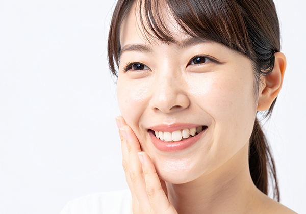 「見た目が天然の歯とほぼ変わらない安心の笑顔、明るい笑顔」イメージ